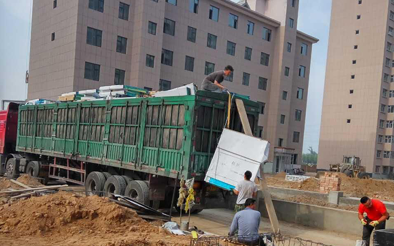 忻州市中海建嘉苑二区项目部工地防火门卸车作业图片