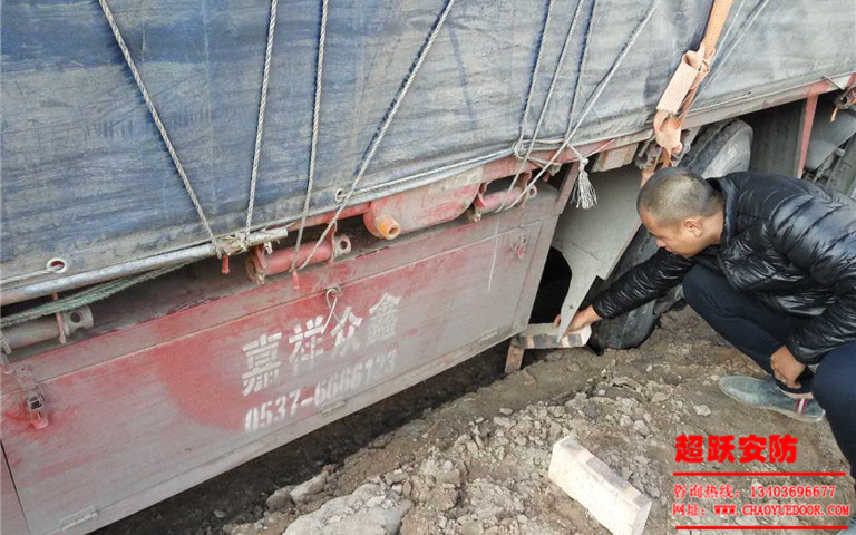 2017年10月24日工地大车陷进泥里，工人师傅们齐心协力***后成功解决问题。